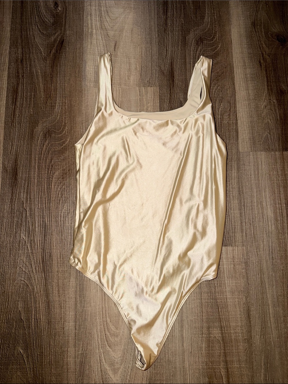 🤍 HOUSE OF HARLOW CHAMPAGNE CREAM SATIN LOOK BODYSUIT SCOOP NECK SMALL 🤍